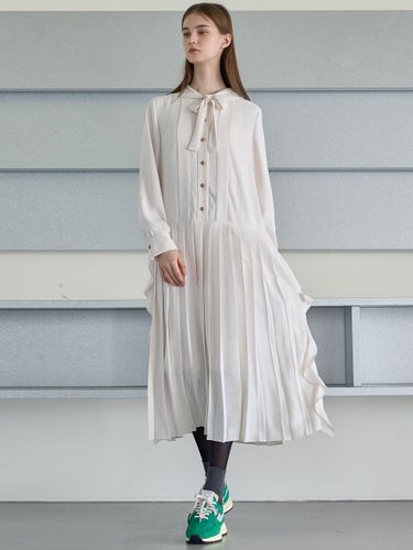 Hooded Pleated A-line Dress [Cream] - MITTE - Modalova