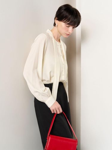 Drape Tie Lightweight Blouse [beige] (WBE1L03510) - GENERAL IDEA - Modalova