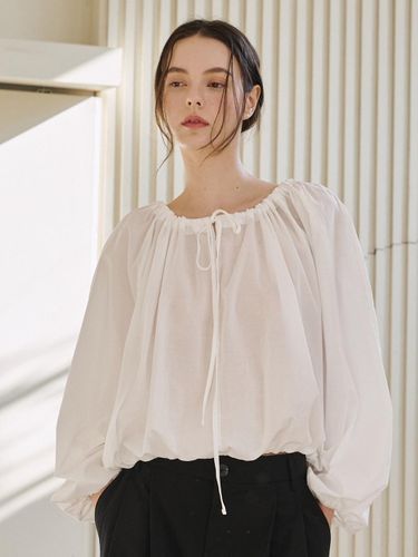 Balloon Shirring Cotton Blouse [Ivory] - Nouve - Modalova