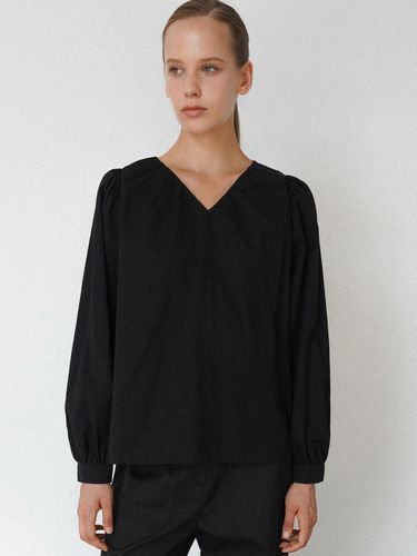 Shirring V-neck Cotton Nylon Puff Sleeve Blouse [Black Beige] - LEIE - Modalova