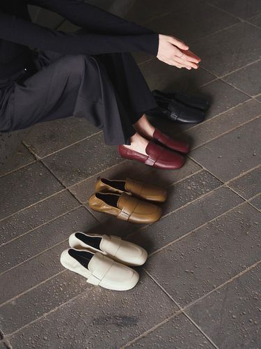 Banding Soft Round Toe Loafer - eee - Modalova