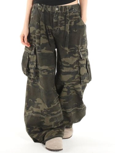 Camo One Tuck Cargo Pants - FANACULT - Modalova