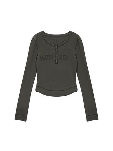 APPLIQUE LOGO HENLY NECK SLIM TOP IN KHAKI - Matin Kim - Modalova