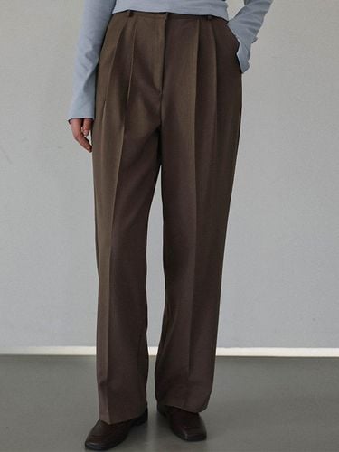 Basic Two Tuck Slacks [Brown] - DEHEVE - Modalova