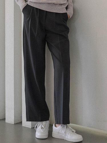 Basic Two Tuck Slacks [Charcoal] - DEHEVE - Modalova