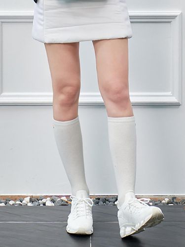 Cashmere emblem Knee Socks white - nitina - Modalova