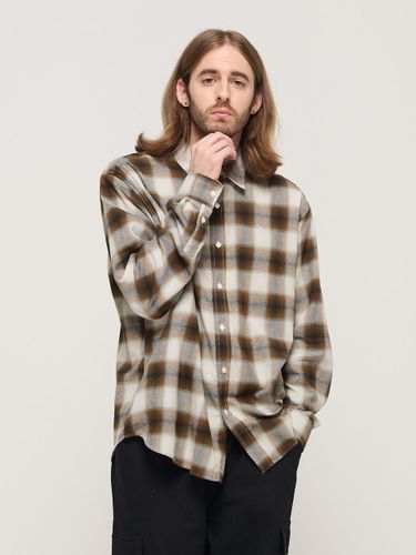 FLANNEL OMBRE LOOSE FIT CHECK SHIRT (BROWN) - CARGOBROS - Modalova