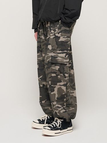 CAMO RANDOM PATTERN WIDE BAND BALLOON PANTS (BLACK - CARGOBROS - Modalova