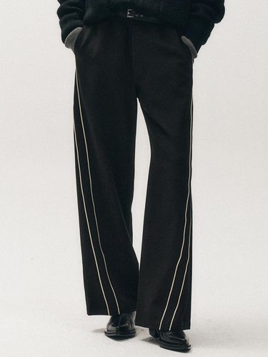 Piping Curved Wide Straight Track Pants [Black] - NOIRER - Modalova