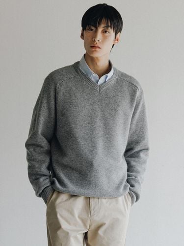 Saddle V neck Knit Sweater (Gray) - theweatherisawesome - Modalova