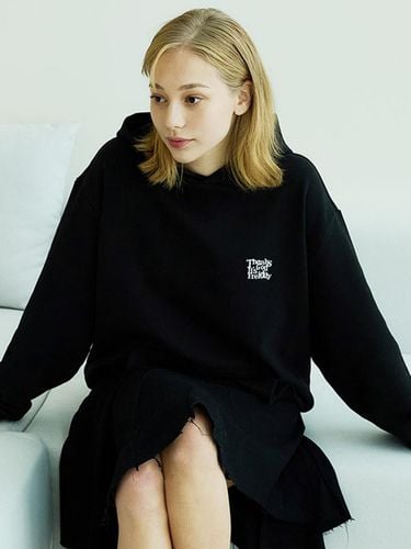 Essential Logo Hoodie (BLACK) - FREI - Modalova