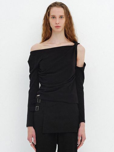 SHOULDER TWISTED TOP / BLACK - CERRIC - Modalova