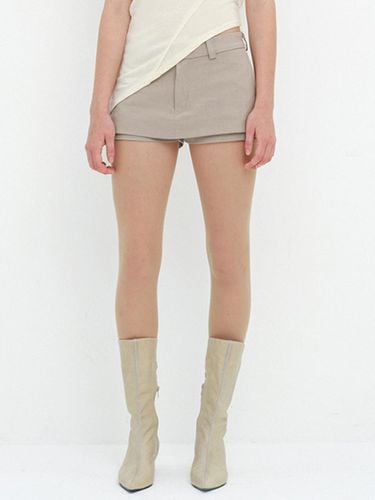 FAKE WRAP SHORT PANTS / BEIGE - CERRIC - Modalova