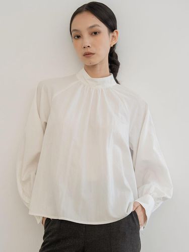 HALF NECK SHIRRING MORDERN BLOUSE IV - DEFEMME - Modalova