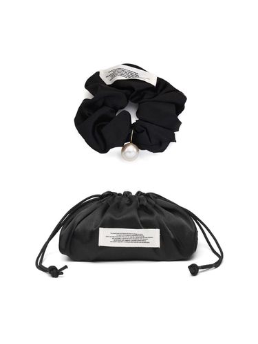 Eloquence pearl satin scrunchie & pouch - Denu - Modalova