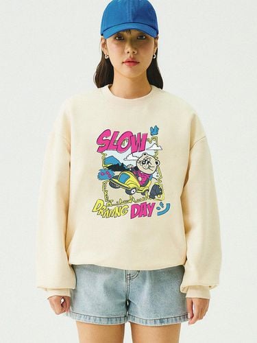 UNISEX] SLOW DRIVING DAY Sweatshirt_Beige - GRAVER - Modalova