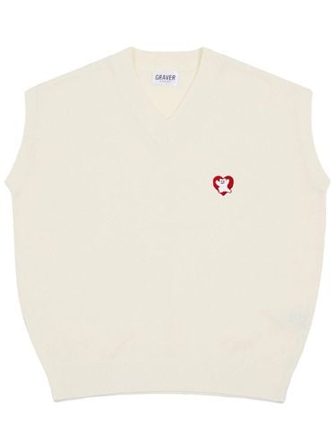 UNISEX] Bear Red Heart Knit Vest_Beige - GRAVER - Modalova