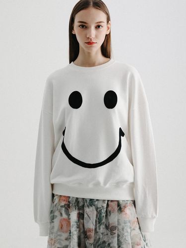 Smile Face Sweatshirt (WHITE) - STAY WITH ME - Modalova