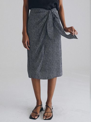 Draped wrap skirt (PATTERN NAVY) - STAY WITH ME - Modalova