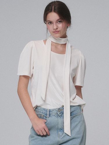 Round neck Scarf Velvet T shirts_Ivory - OPENING SUNSHINE - Modalova