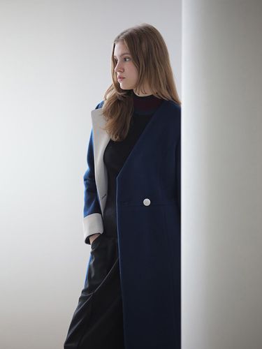 Kai Zienne] V Neck Unbalanced Long Coat - CAHIERS - Modalova