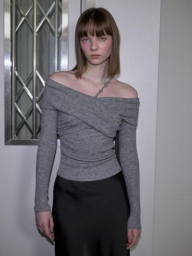 Cross Off Shoulder Knit [Gray] - Rosefrantz - Modalova