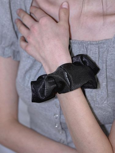 Satin Scrunchie [Black] - Rosefrantz - Modalova