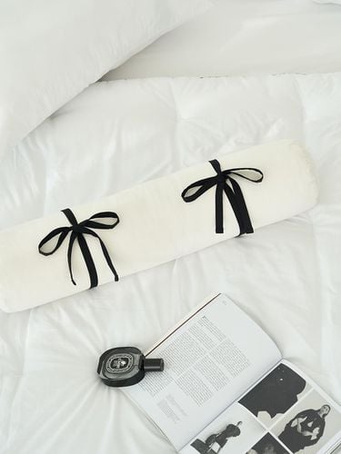 Ribbon Body Pillow_Black Ribbon - DECOVIEW - Modalova