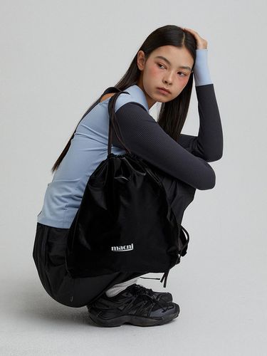 DRAWSTRING GLOSSY BACKPACK_BLACK - macni - Modalova