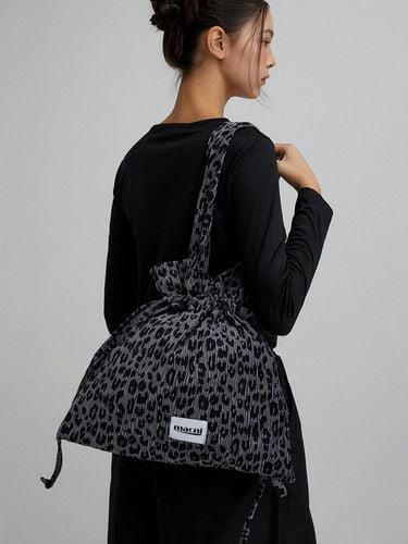 LEOPARD STRING SHOULDER BAG_CHARCOAL - macni - Modalova