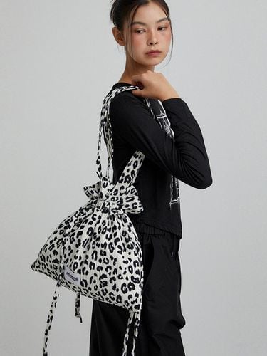 LEOPARD STRING SHOULDER BAG_BEIGE - macni - Modalova