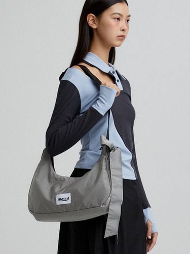 RIBBON CRESCENT CROSS BAG_GREY - macni - Modalova