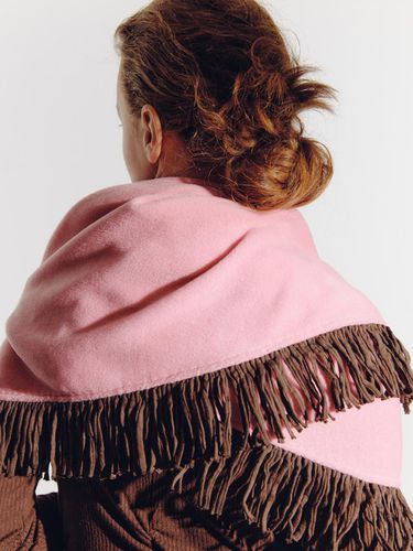 FRINGE MUFFLER (PINK) - EcommaE - Modalova