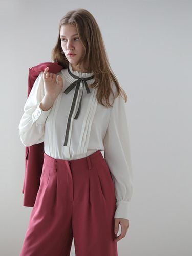 CAHISIENNE] Pleated Pintuck Ribbon Blouse - CAHIERS - Modalova