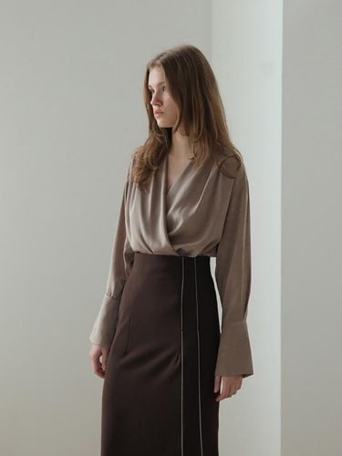 CAHISIENNE] Loose Fit Drape Blouse_Brown - CAHIERS - Modalova