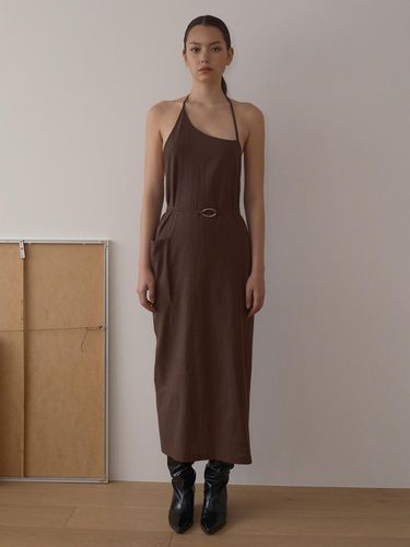 UNBALANCED MAXI APRON (BROWN) - EcommaE - Modalova