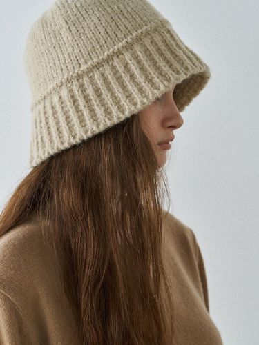 Knitted hat / beige - BOL - Modalova