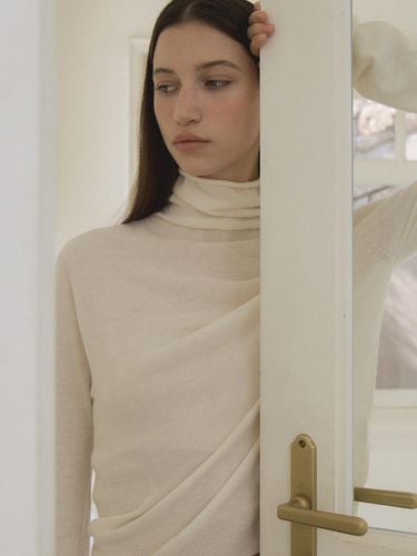 Soft Wool See-through Turtleneck Regular Fit Knit [Ivory] (L143) - L’oiE - Modalova