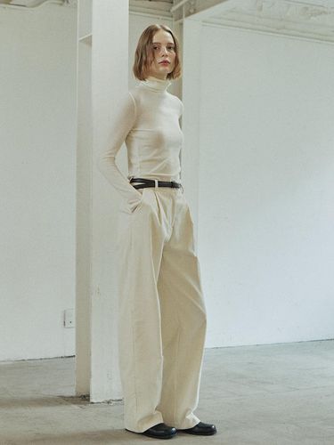 CORDUROY TUCKED PANTS_CREAM - YUPPE - Modalova