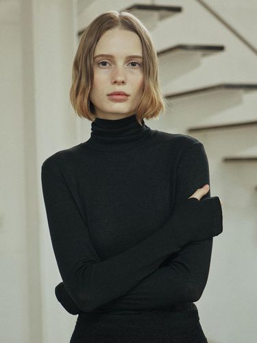 BASIC TURTLENECK T-SHIRT_BLACK - YUPPE - Modalova