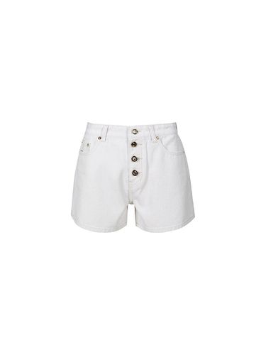 BUTTON FRONT DENIM SHORTS (WHITE) - YCH - Modalova