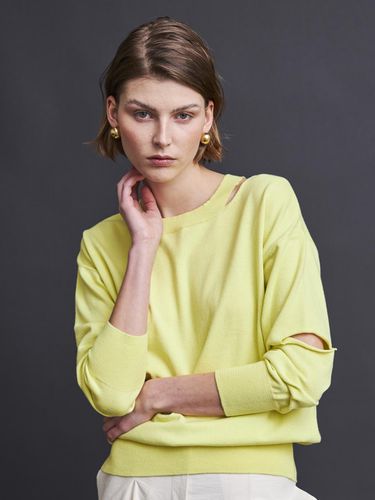 NECKLINE SLIT KNIT_LIGHT GREEN - Maison de Ines - Modalova