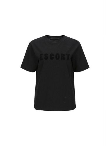 ESCORT PRINT T SHIRT (BLACK) - YCH - Modalova