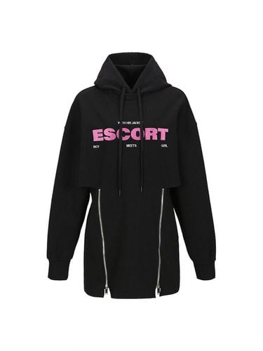 ESCORT PRINT CUT OUT DETAILED HOODIE () - YCH - Modalova