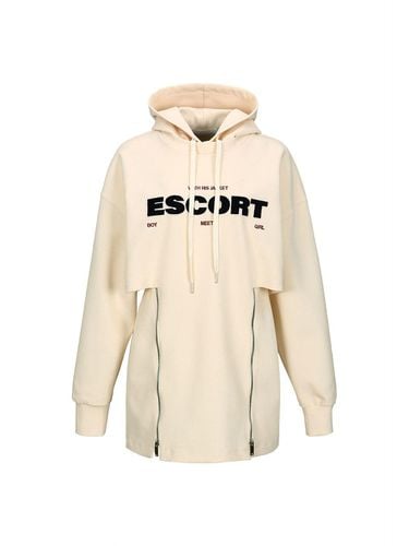 ESCORT PRINT CUT OUT DETAILED HOODIE () - YCH - Modalova