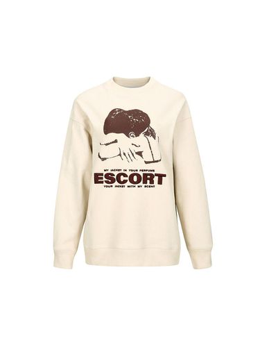 ESCORT PRINT SWEATSHIRT (CREAM) - YCH - Modalova