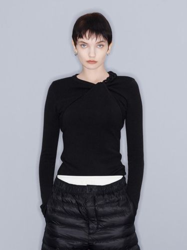 TWIST FRONT KNIT TOP (BLACK) - YCH - Modalova