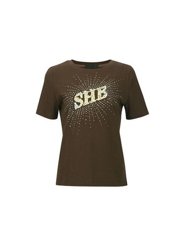 SEQUIN SHE PRINT T SHIRT (BROWN) - YCH - Modalova