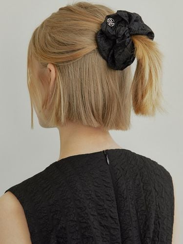 WRINKLE SCRUNCHIE / BLACK - Ihr - Modalova