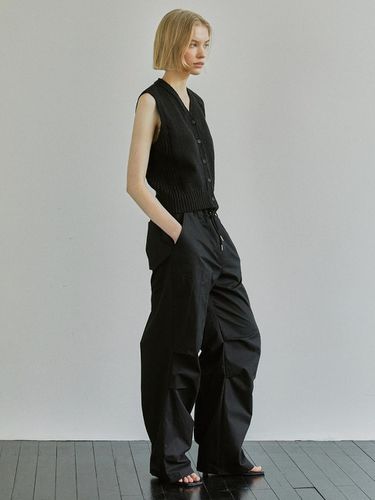 BACK PLEATS STRING PANTS / BLACK - Ihr - Modalova